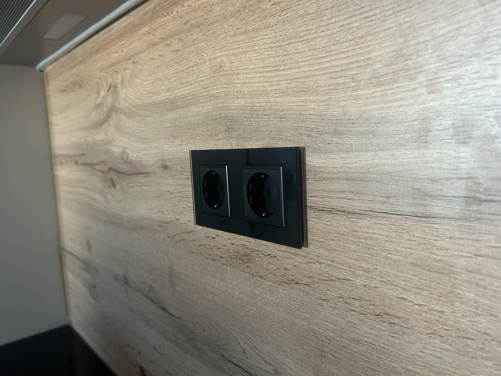 LIVOLO dvostruki okvir i utičnice (komplet) - Image 8