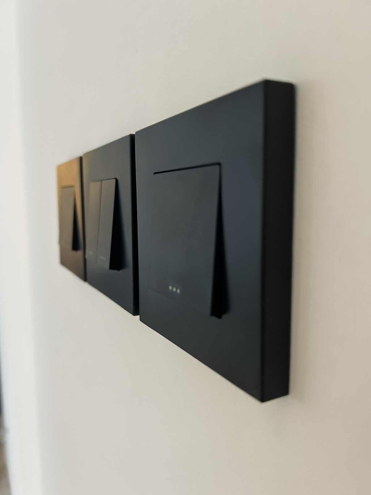 TECH WAVE mehanički jednopolni prekidač sa plastičnim okvirom- crni (komplet) - Image 3