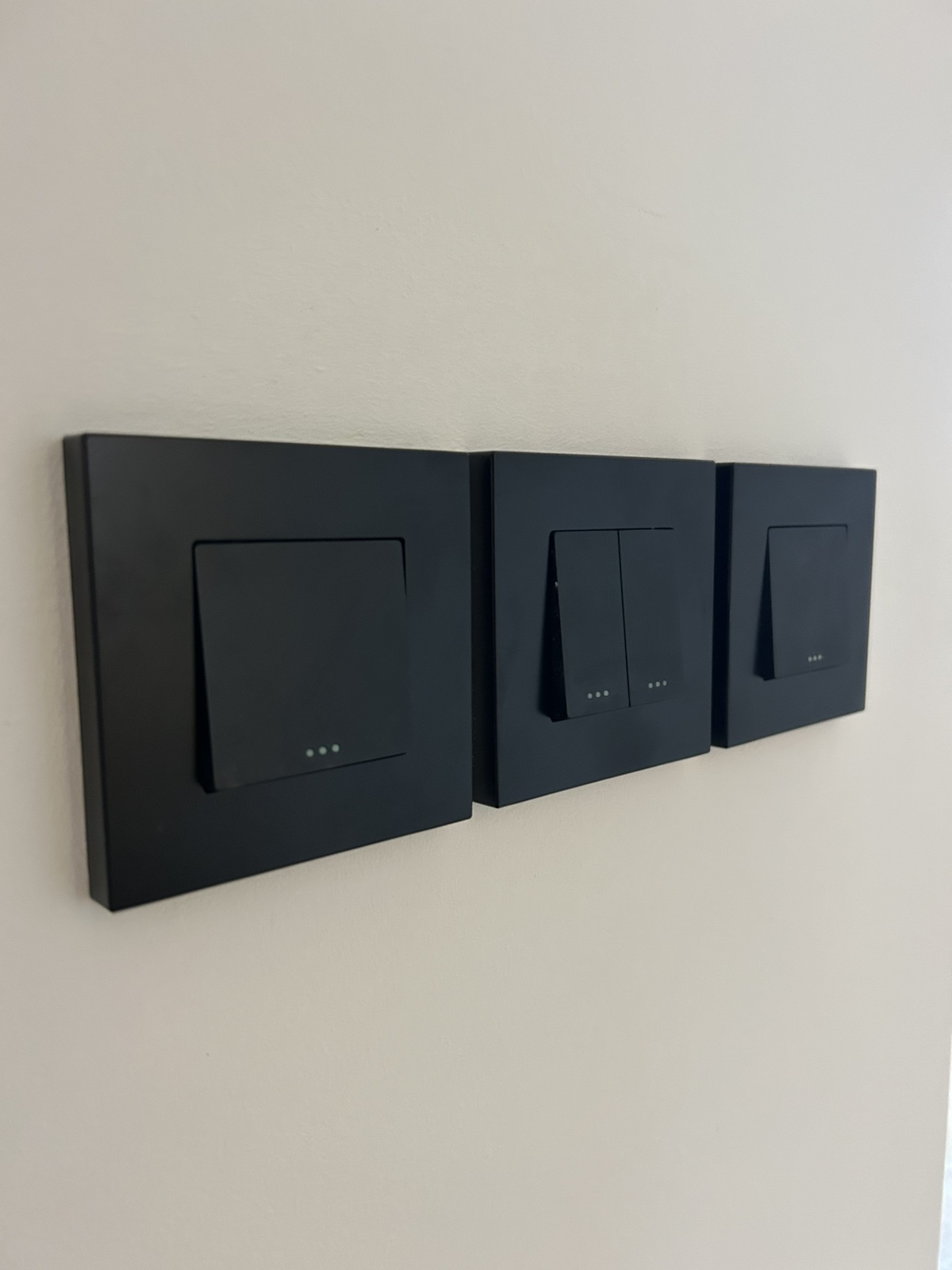 TECH WAVE mehanički jednopolni prekidač sa plastičnim okvirom- crni (komplet) - Image 4