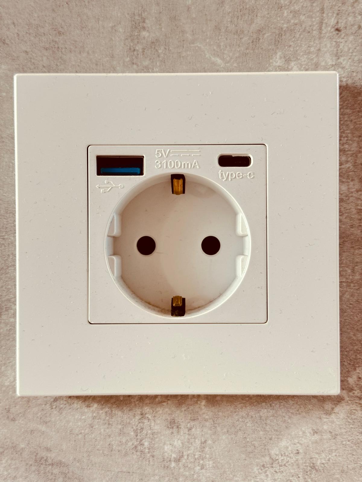 TECH WAVE USB utičnica sa plastičnim okvirom- bijela